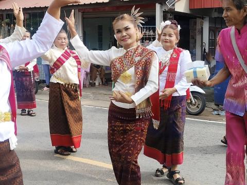ทำบุญแห่เทียนเข้าพรรษา