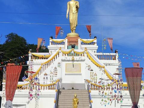 ประเพณีตักบาตรบนหลังช้างและนมัสการพระพุทธรูปใหญ่