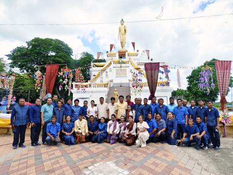 ประเพณีตักบาตรบนหลังช้างและนมัสการพระพุทธรูปใหญ่