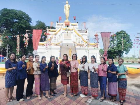 ประเพณีตักบาตรบนหลังช้างและนมัสการพระพุทธรูปใหญ่