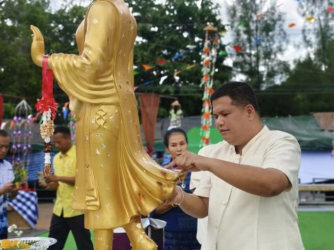 ประเพณีตักบาตรบนหลังช้างและนมัสการพระพุทธรูปใหญ่