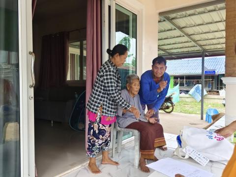 มอบชุดของขวัญให้กับผู้สูงอายุครบ 100 ปี